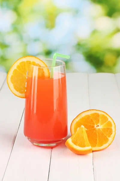 Glas multicolor cocktail op houten tafel op lichte achtergrond — Stockfoto