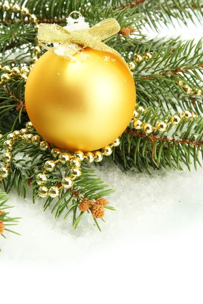 Boule de Noël sur sapin avec neige, isolée sur blanc — Photo