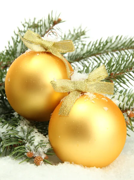 Bolas de Navidad sobre abeto con nieve, aisladas sobre blanco —  Fotos de Stock