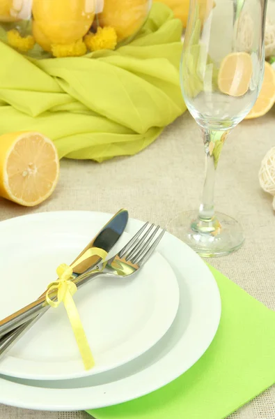 Hermoso escenario de mesa de vacaciones con limones, de cerca —  Fotos de Stock