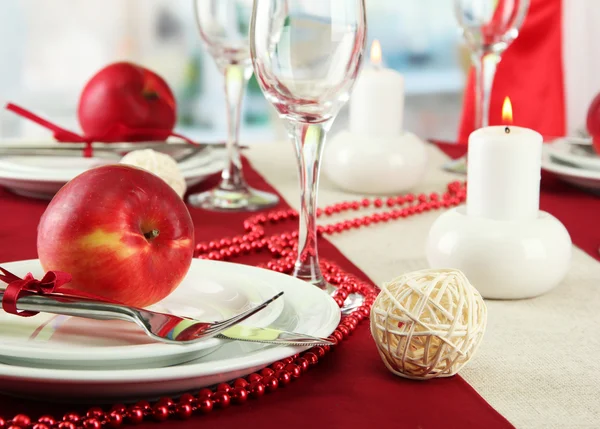 Schöne festliche Tischdekoration mit Äpfeln, Nahaufnahme — Stockfoto