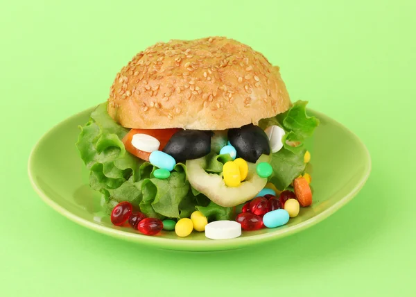 Koncepcyjnego obrazu dla opieki żywieniowej: różne witaminy i suplementy diety w kok. Na kolor tła — Zdjęcie stockowe