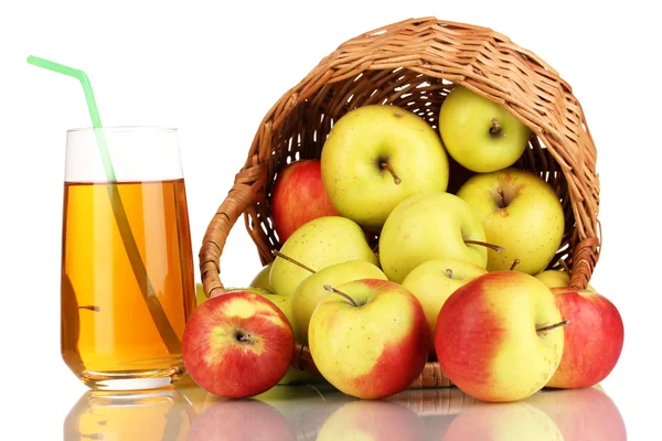 Полезный яблочный сок с яблоками вокруг в корзине изолированы на белом — стоковое фото