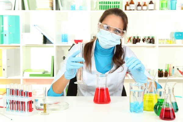 Giovane scienziato in laboratorio — Foto Stock