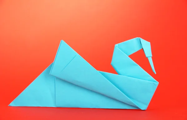 Origami labuť na červeném pozadí — Stock fotografie