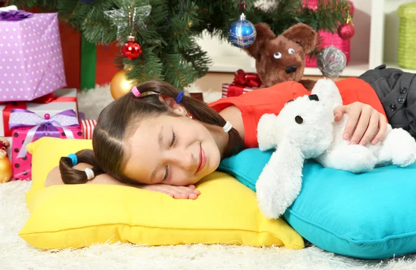 Κοριτσάκι που κοιμάται κοντά χριστουγεννιάτικο δέντρο — Φωτογραφία Αρχείου