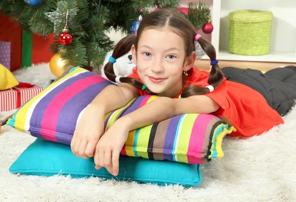 Klein meisje dromen in de buurt van de kerstboom — Stockfoto