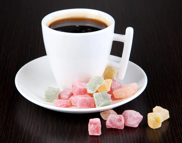 Witte kopje Turkse koffie met rahat delight op houten tafel — Stockfoto