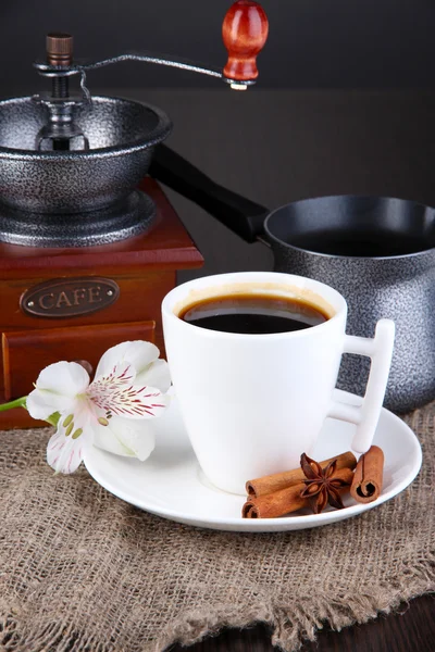 Taza blanca de café turco con cafetera y molino de café en mesa de madera —  Fotos de Stock