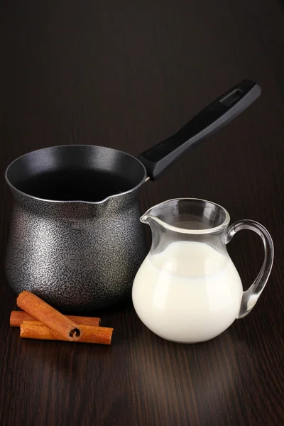 Cafeteira e leite na mesa marrom — Fotografia de Stock