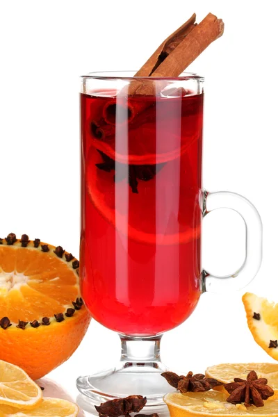 Αρωματικά mulled κρασί σε ποτήρι με μπαχαρικά και τα πορτοκάλια γύρω από απομονωμένα σε λευκό — Φωτογραφία Αρχείου