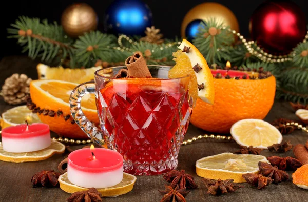 Cam baharat ve ahşap masa üzerinde etrafında portakal kokulu mulled şarap — Stok fotoğraf