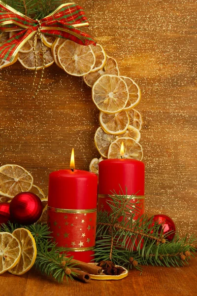 Dvě svíčky a vánoční ozdoby, na zlatém pozadí — Stock fotografie