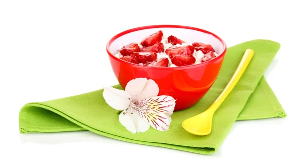 Cottage cheese in red bowl with sliced strawberries isolated on white — Stock Photo, Image