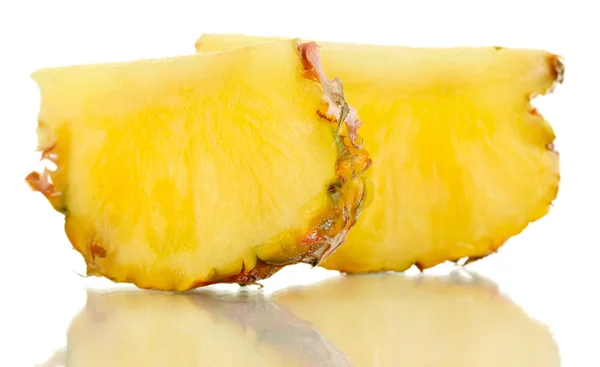 Ananas maturo affettato isolato su bianco — Foto Stock