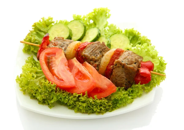 Смачне м'ясо та овочі на шампурі на тарілці, ізольовані на білому — стокове фото