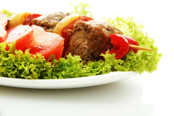 Lekkere gegrilde vlees en groenten aan het spit op plaat, geïsoleerd op wit — Stockfoto