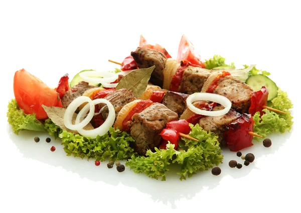 Z grillowanym mięsem i warzywami na szaszłyki, na białym tle — Zdjęcie stockowe