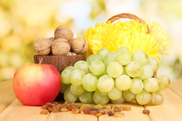 Виноград з горіхами на дерев'яному столі — стокове фото