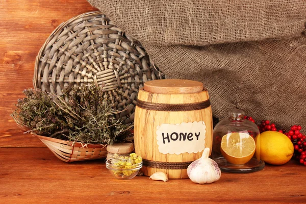 Miele e altri medicina naturale per canna fumaria invernale, su sfondo di legno — Foto Stock