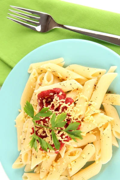 リガトーニ トマト ソースのパスタ料理をクローズ アップ — ストック写真