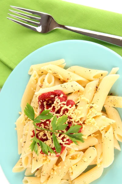 Piatto di pasta rigatoni con salsa di pomodoro da vicino — Foto Stock