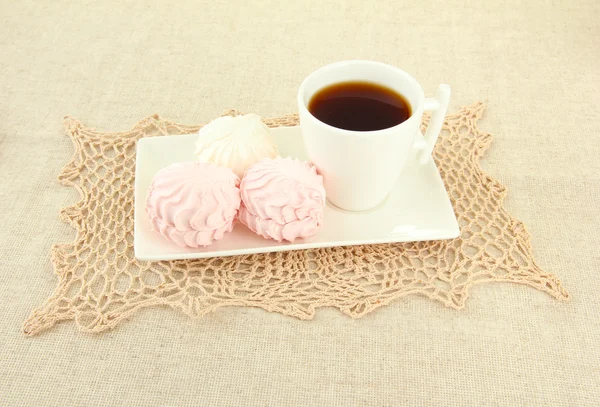 Marshmallows auf Platte auf hellem Hintergrund — Stockfoto