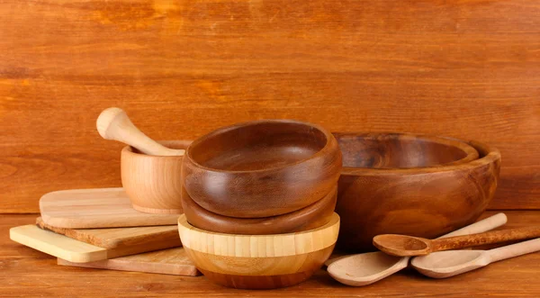 Utensilios de cocina de madera sobre fondo de madera — Foto de Stock