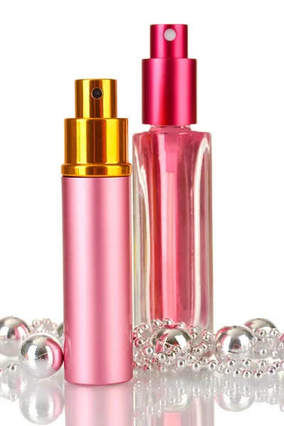 Kvinnors parfym i vackra flaskor och pärlor, isolerad på vit — Stockfoto