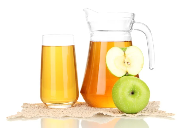 Vaso completo y jarra de zumo de manzana y manzanas aisladas en blanco — Foto de Stock