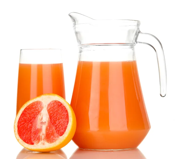 Copo cheio e jarro de suco de toranja e toranjas isoladas em branco — Fotografia de Stock