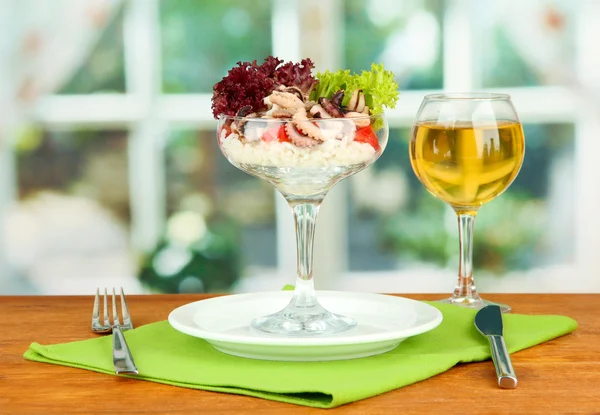 Delikatessen Fischsalat mit Reis im Glas auf hellem Hintergrund — Stockfoto
