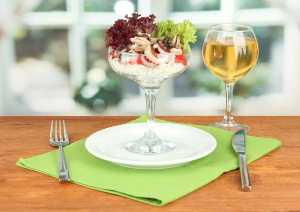Салат из морепродуктов с рисом в стекле на ярком фоне — стоковое фото