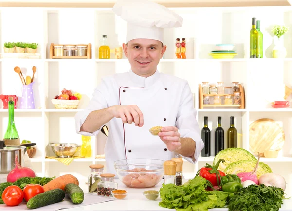 Chef cooking in kitchen — Stock Photo, Image