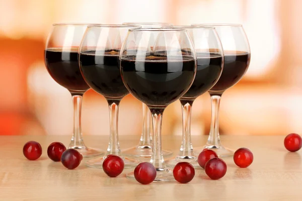 Anggur merah dalam gelas pada latar belakang kamar — Stok Foto