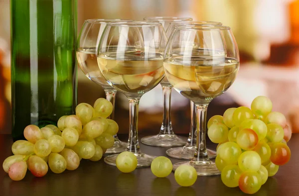 Vino blanco en vaso y botella sobre fondo de habitación — Foto de Stock