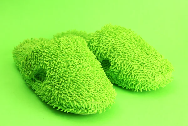 Pantuflas brillantes, sobre fondo verde — Foto de Stock