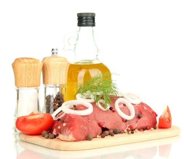 Carne crua de bovino marinada com ervas aromáticas, especiarias e óleo de cozinha, isolada sobre branco — Fotografia de Stock