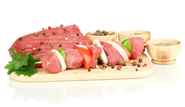 Rohes Rindfleisch mariniert mit Kräutern und Gewürzen isoliert auf weiß — Stockfoto