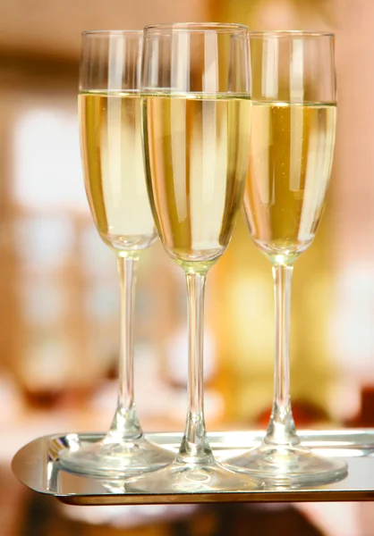 Корпоративная вечеринка: игристые бокалы шампанского на подносе — стоковое фото