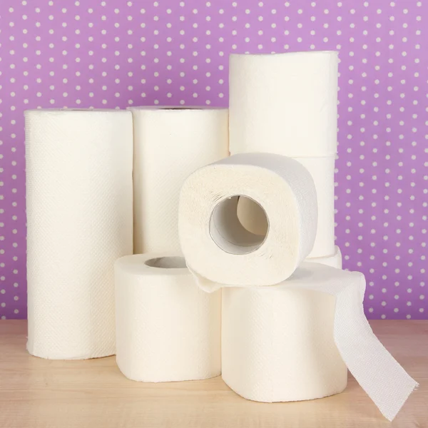 Rollos de papel higiénico en púrpura con fondo de puntos —  Fotos de Stock