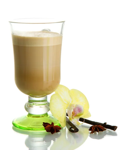 Café con leche fragante en taza de vidrio con vainas de vainilla aisladas en blanco —  Fotos de Stock