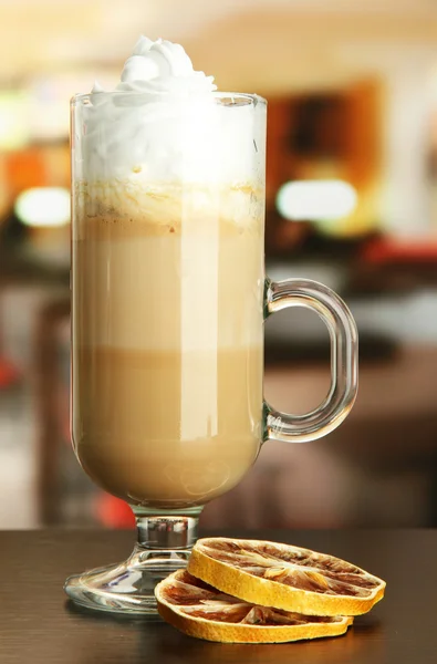 Ароматный кофе латте в стаканах чашки с сухим апельсином, на столе в кафе — стоковое фото