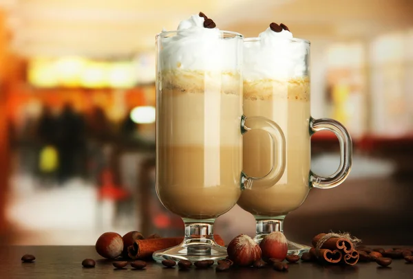 Illatos kávé a latte pohár csésze fűszerek, kávézó asztal — Stock Fotó