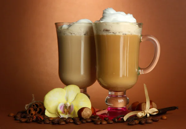 Gözlük CUPS ile kahverengi zemin üzerine baharat kokulu kahve latte — Stok fotoğraf