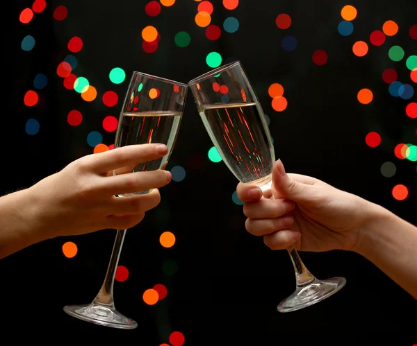 Kadın el ile bardak şampanya garland zemin üzerine — Stok fotoğraf