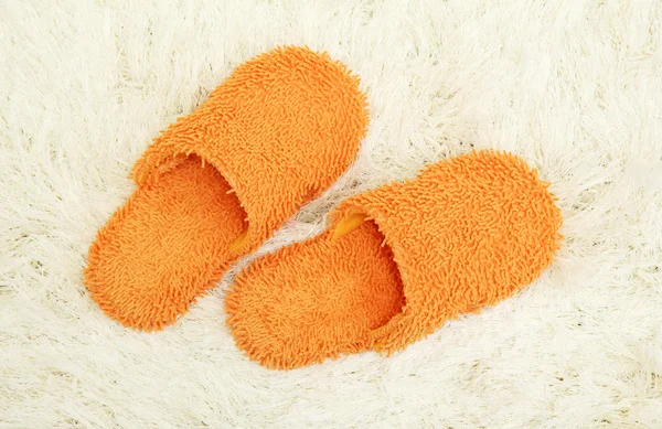 Pantuflas brillantes, sobre fondo de alfombra — Foto de Stock
