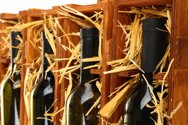 Caja de madera con botellas de vino de cerca — Foto de Stock