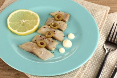 ringa balığı ve limon plaka üzerinde ahşap masa yakın çekim yemek