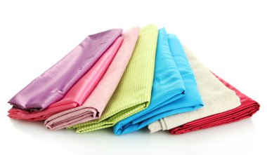 Beyaz kumaş yığınları izole edilmiş.